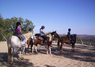 Montando en caballo en nuestro campamento inglés