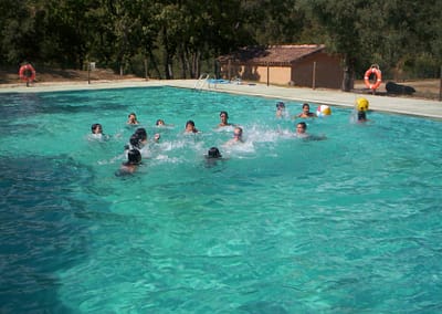 Amplia piscina con socorista y vistas de la sierra
