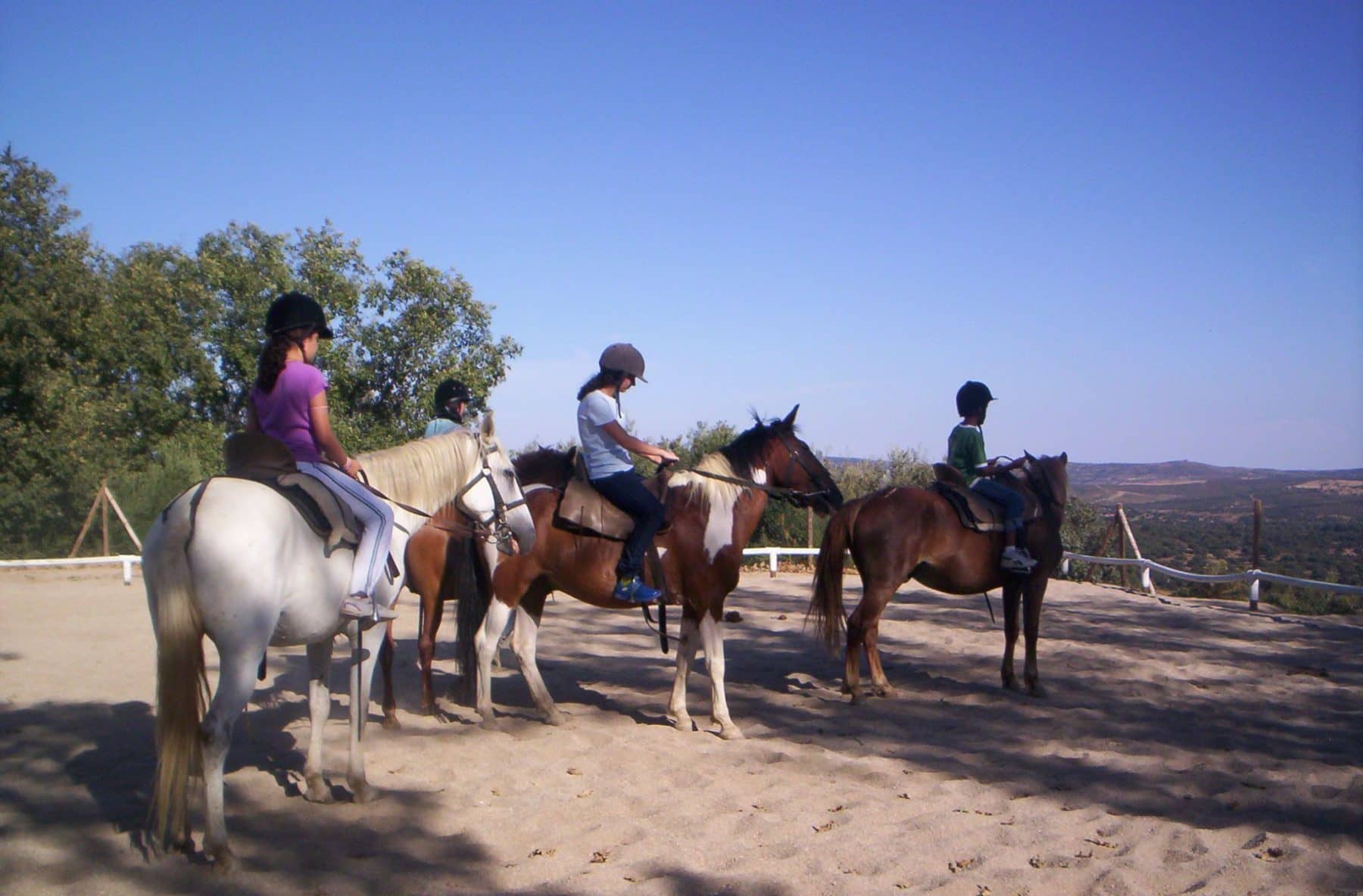 Granja escuela y caballos para niños en la Colonia de Gredos